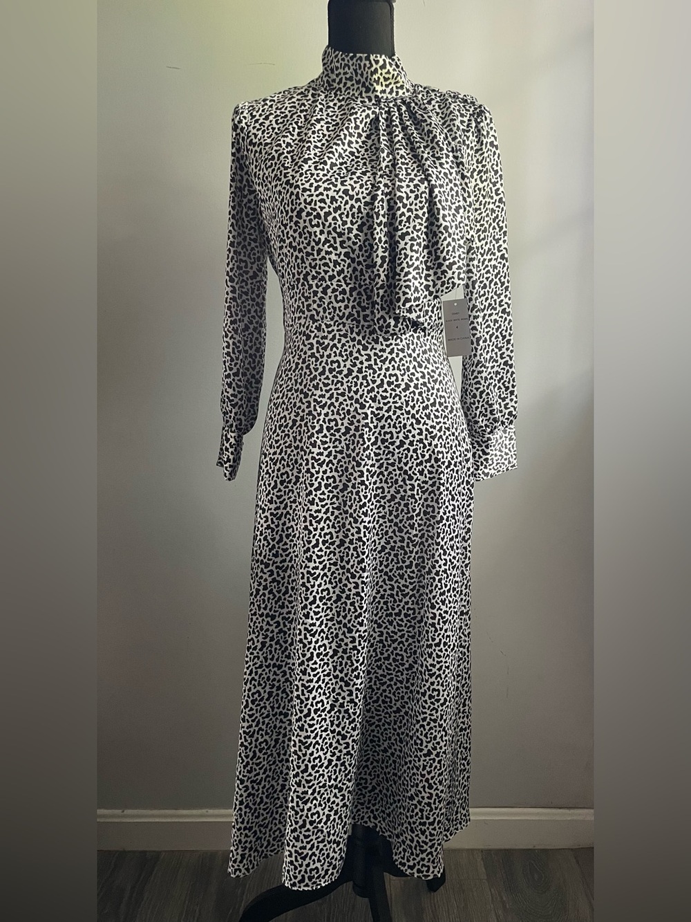 NWT Neiman Marcus Black and White Leopard-Print Long-Sleeve Midi Dress - Picture 2 of 12